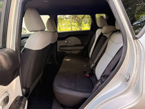 Used 2014 Kia Soul FWD image 9