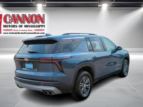 Used 2025 Chevrolet Traverse LT image 5