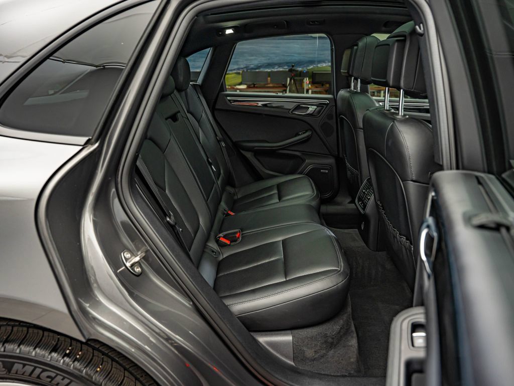Used 2018 Porsche Macan AWD/4WD image 35