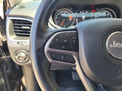 Used 2019 Jeep Cherokee Latitude Plus w/ Comfort/Convenience Group FWD image 25