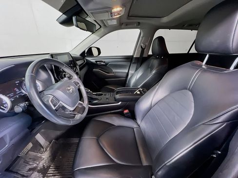 Used 2022 Toyota Highlander XLE image 12