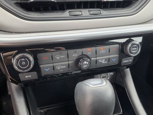 Certified 2025 Jeep Compass Limited w/ Sun & Sound Group AWD/4WD image 17