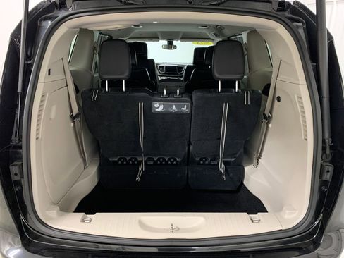 Used 2018 Chrysler Pacifica Touring-L FWD image 23