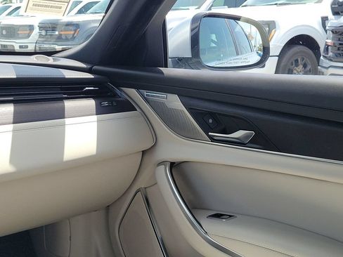 Used 2022 Jaguar XF SE RWD image 15