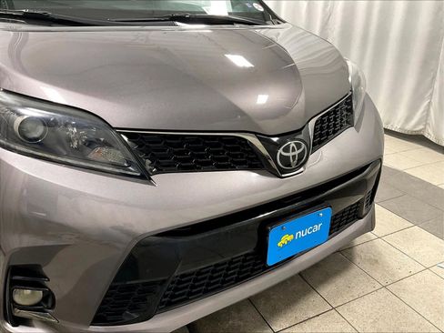 Used 2020 Toyota Sienna SE w/ SE Preferred Package image 33