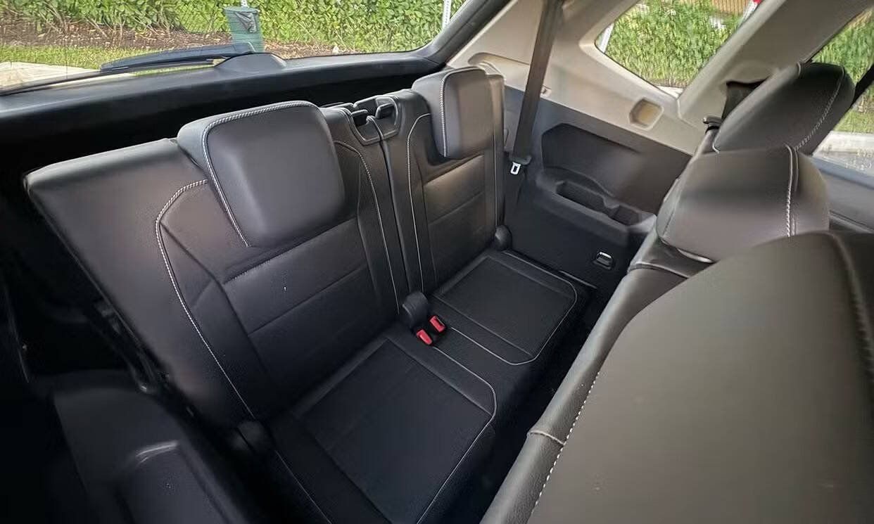 Used 2021 Volkswagen Tiguan SE w/ Panoramic Sunroof Package FWD image 10