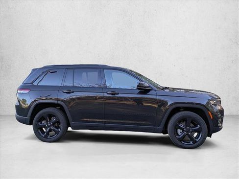 Used 2024 Jeep Grand Cherokee Limited w/ Luxury Tech Group II image 4