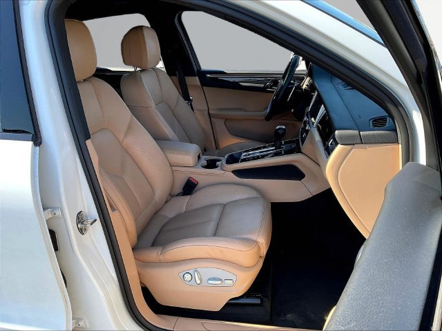 Used 2023 Porsche Macan AWD/4WD image 30