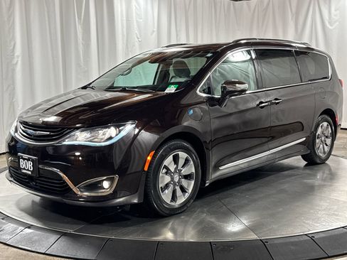 Used 2018 Chrysler Pacifica Limited w/ Advanced Safetytec Group FWD image 1
