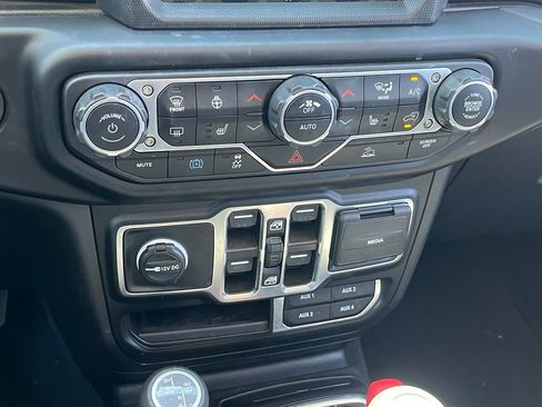 Used 2023 Jeep Wrangler Unlimited Sahara w/ Cold Weather Group AWD/4WD image 23