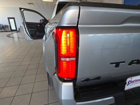 Used 2025 Toyota Tacoma TRD Sport AWD/4WD image 28
