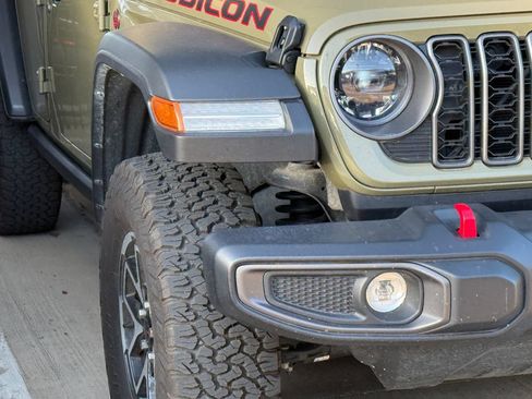 Used 2025 Jeep Wrangler Unlimited Rubicon w/ Convenience Group AWD/4WD image 4