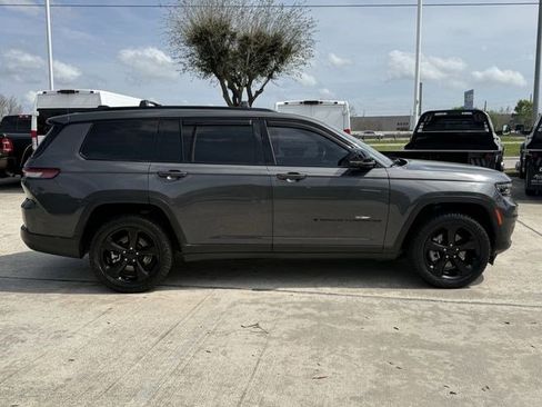 Used 2021 Jeep Grand Cherokee L Laredo image 3