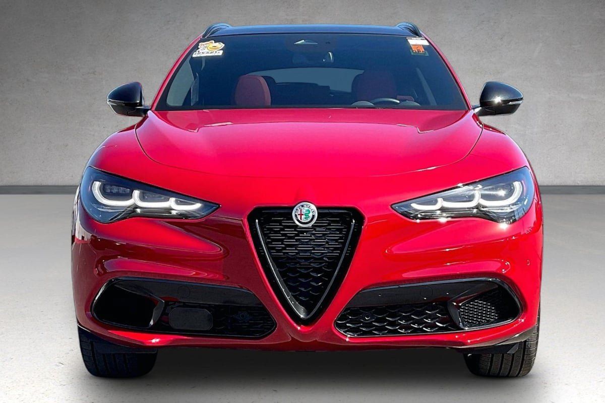 Used 2025 Alfa Romeo Stelvio Sprint AWD/4WD image 3