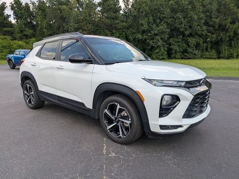Used 2023 Chevrolet TrailBlazer RS w/ Sun and Liftgate Package FWD image 2