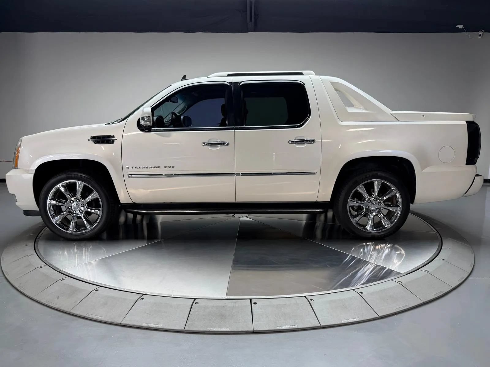 Used 2008 Cadillac Escalade EXT AWD/4WD image 4