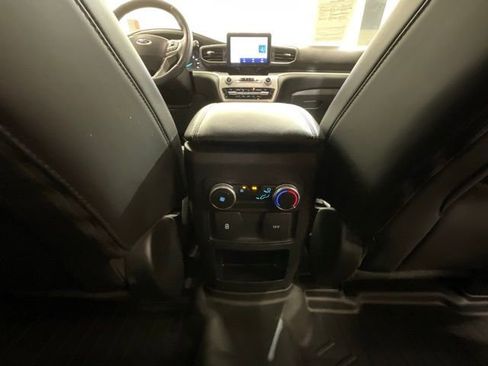 Used 2021 Ford Explorer XLT AWD/4WD image 26