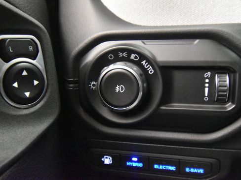 Used 2025 Jeep Wrangler Unlimited Sahara w/ Safety Group image 28