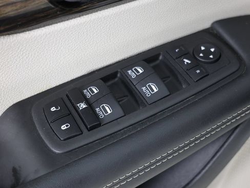 Used 2024 Chrysler Pacifica Limited FWD image 24