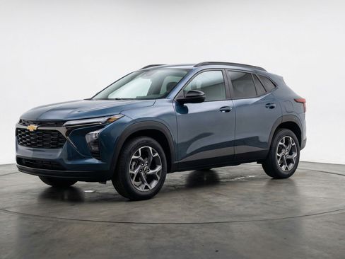 Used 2025 Chevrolet Trax LT image 3