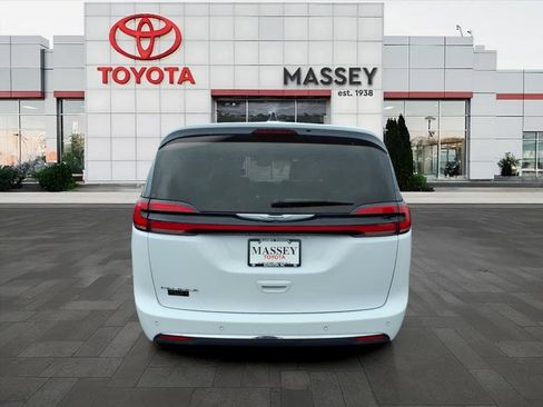 Used 2023 Chrysler Pacifica Touring-L FWD image 4