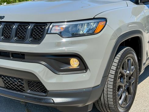 Used 2023 Jeep Compass Latitude w/ Sun and Sound Group AWD/4WD image 6