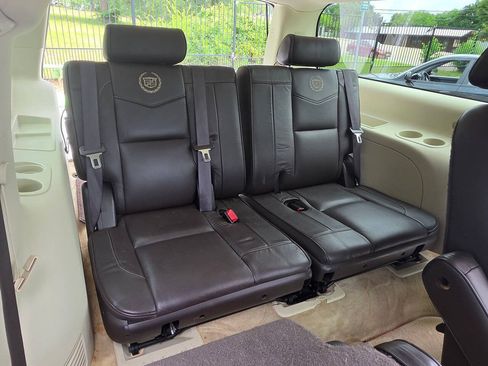 Used 2010 Cadillac Escalade ESV Platinum RWD image 34