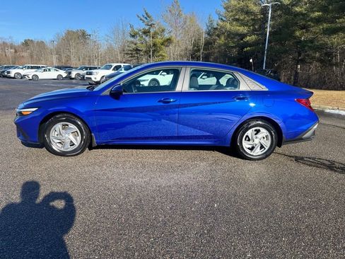 Certified 2025 Hyundai Elantra SE image 3