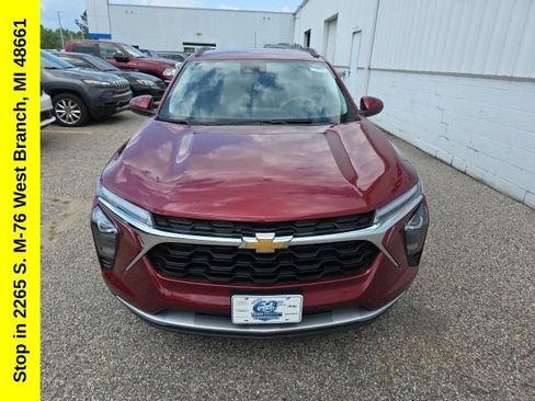 Used 2025 Chevrolet Trax LT FWD image 4