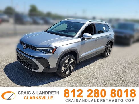 Used 2025 Volkswagen Taos SE AWD/4WD image 1