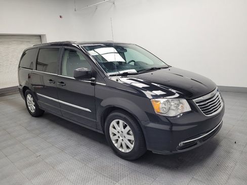 Used 2016 Chrysler Town & Country Touring image 11