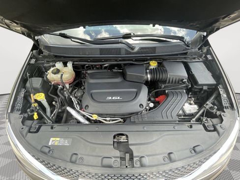 Used 2017 Chrysler Pacifica Touring FWD image 27