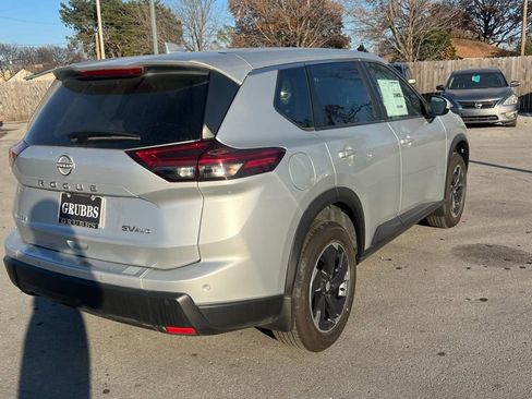Used 2024 Nissan Rogue SV image 5