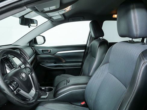Used 2015 Toyota Highlander Plus FWD image 5