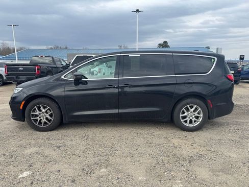 Used 2023 Chrysler Pacifica Touring-L image 2
