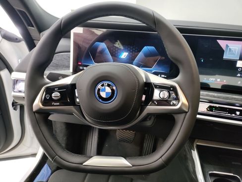 Used 2025 BMW i7 xDrive60 image 15