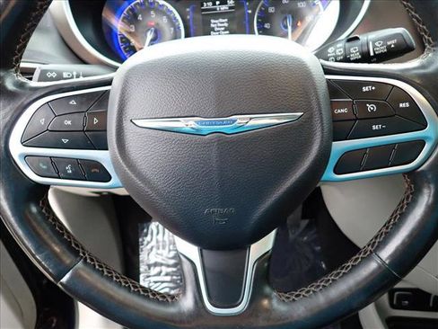 Used 2019 Chrysler Pacifica Touring-L image 16