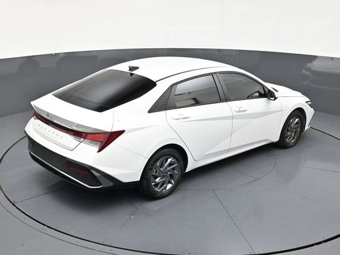 Used 2024 Hyundai Elantra SEL FWD image 17