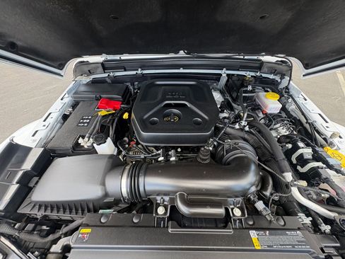 Used 2025 Jeep Wrangler Unlimited Sahara AWD/4WD image 32