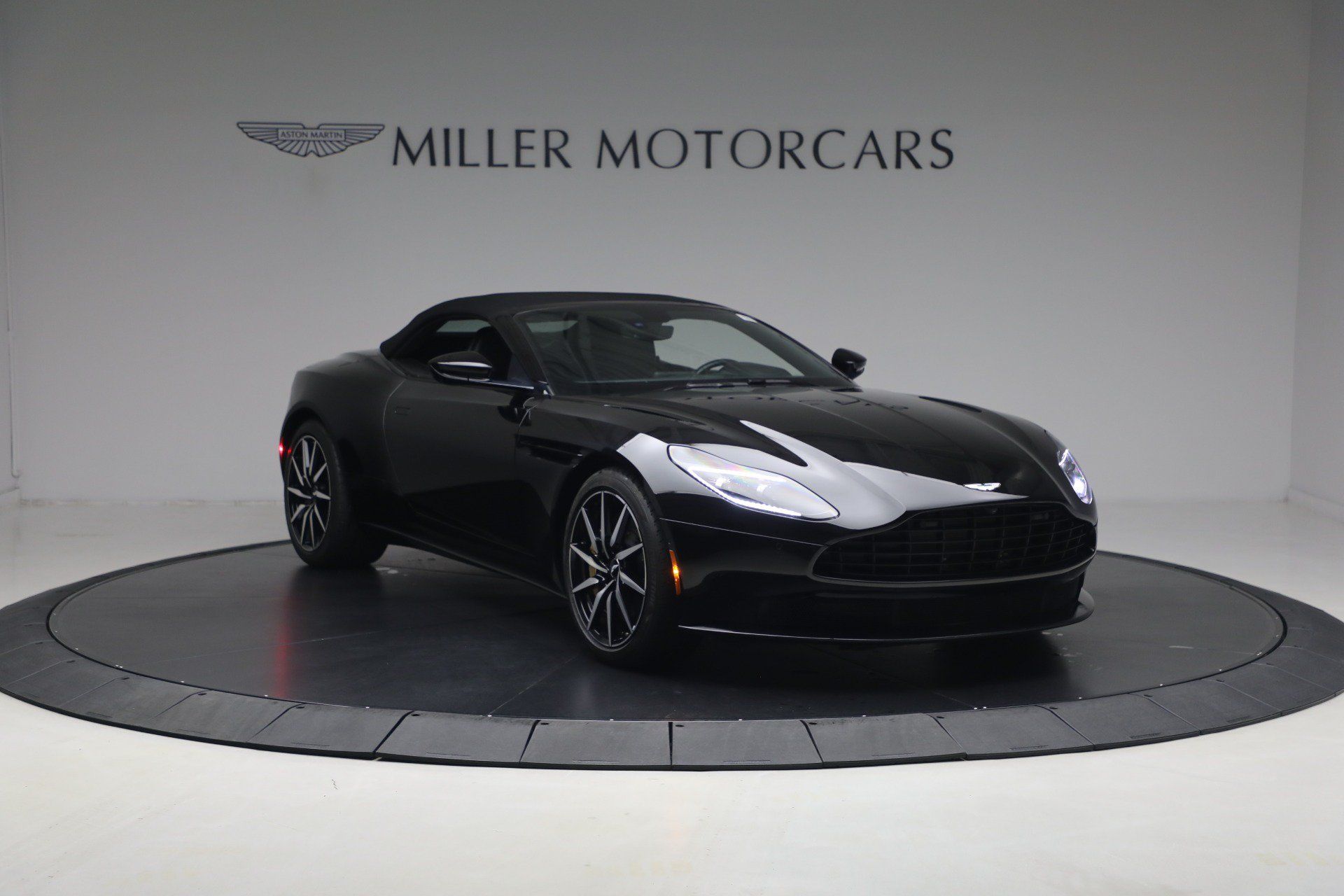 Used 2020 Aston Martin DB11 Volante RWD image 13