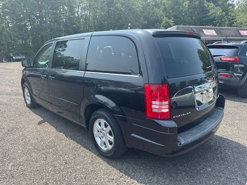 Used 2010 Chrysler Town & Country LX image 21