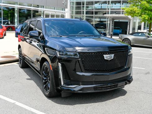 Used 2023 Cadillac Escalade ESV Sport Platinum w/ LPO, ONYX Package AWD/4WD image 3