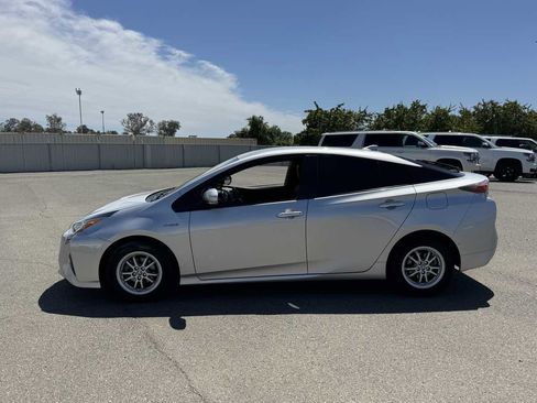 Used 2017 Toyota Prius Two w/ Prius Two Safety Plus Package FWD image 6