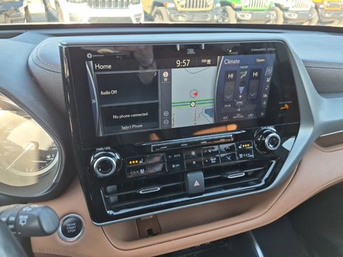 Used 2021 Toyota Highlander Platinum image 14