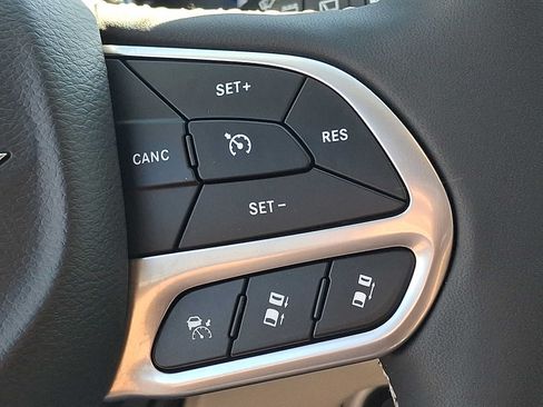 Used 2024 Chrysler Pacifica Touring-L FWD image 22