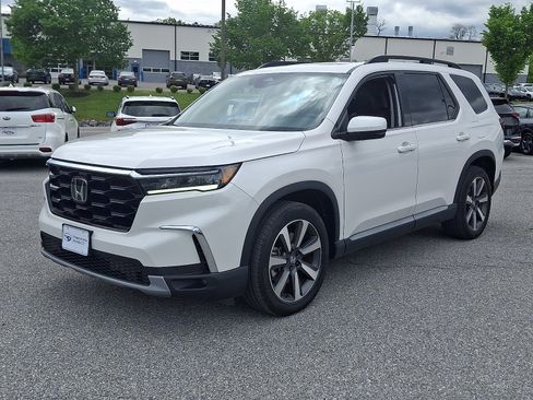 Used 2023 Honda Pilot Touring image 3