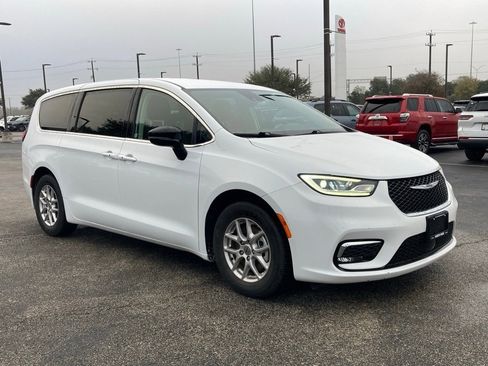 Used 2024 Chrysler Pacifica Touring-L image 3