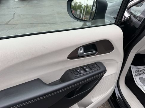 Used 2024 Chrysler Voyager LX FWD image 9