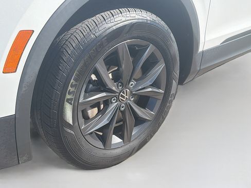 Used 2023 Volkswagen Tiguan SE AWD/4WD image 11
