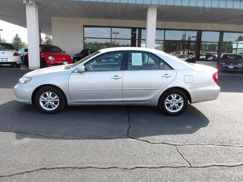 Used 2004 Toyota Camry XLE FWD image 2